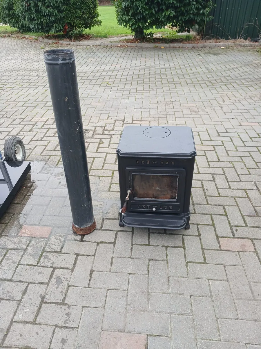 Wood burning stove with hearth - Image 1