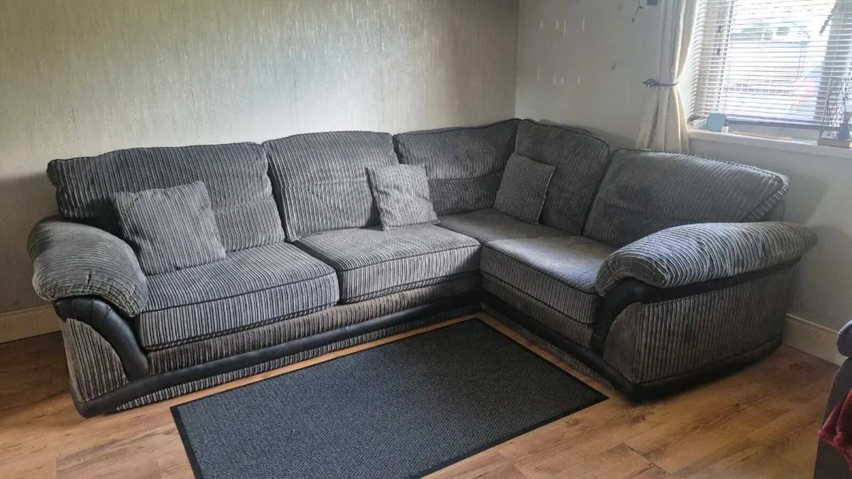 Lovely corner sofa - Image 1