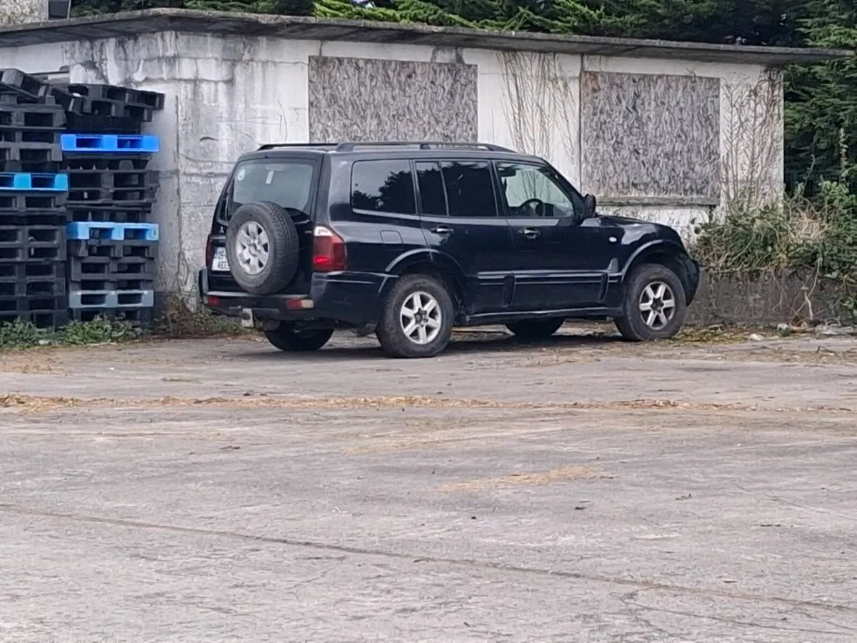 2005 mitsubishi pajero  parts/repair - Image 1