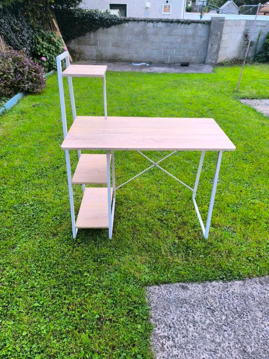 Computer desk - Image 1