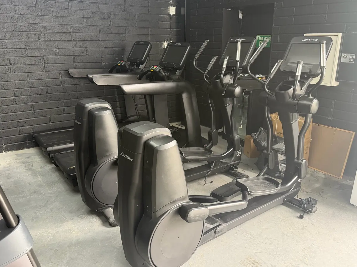 Life fitness treadmills / cross trainers - Image 3