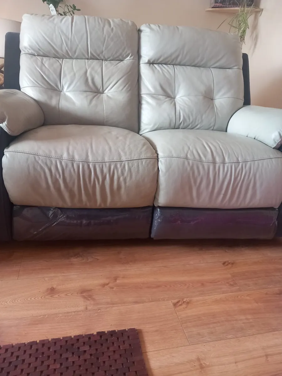 Electric recliners with USB port - Image 4