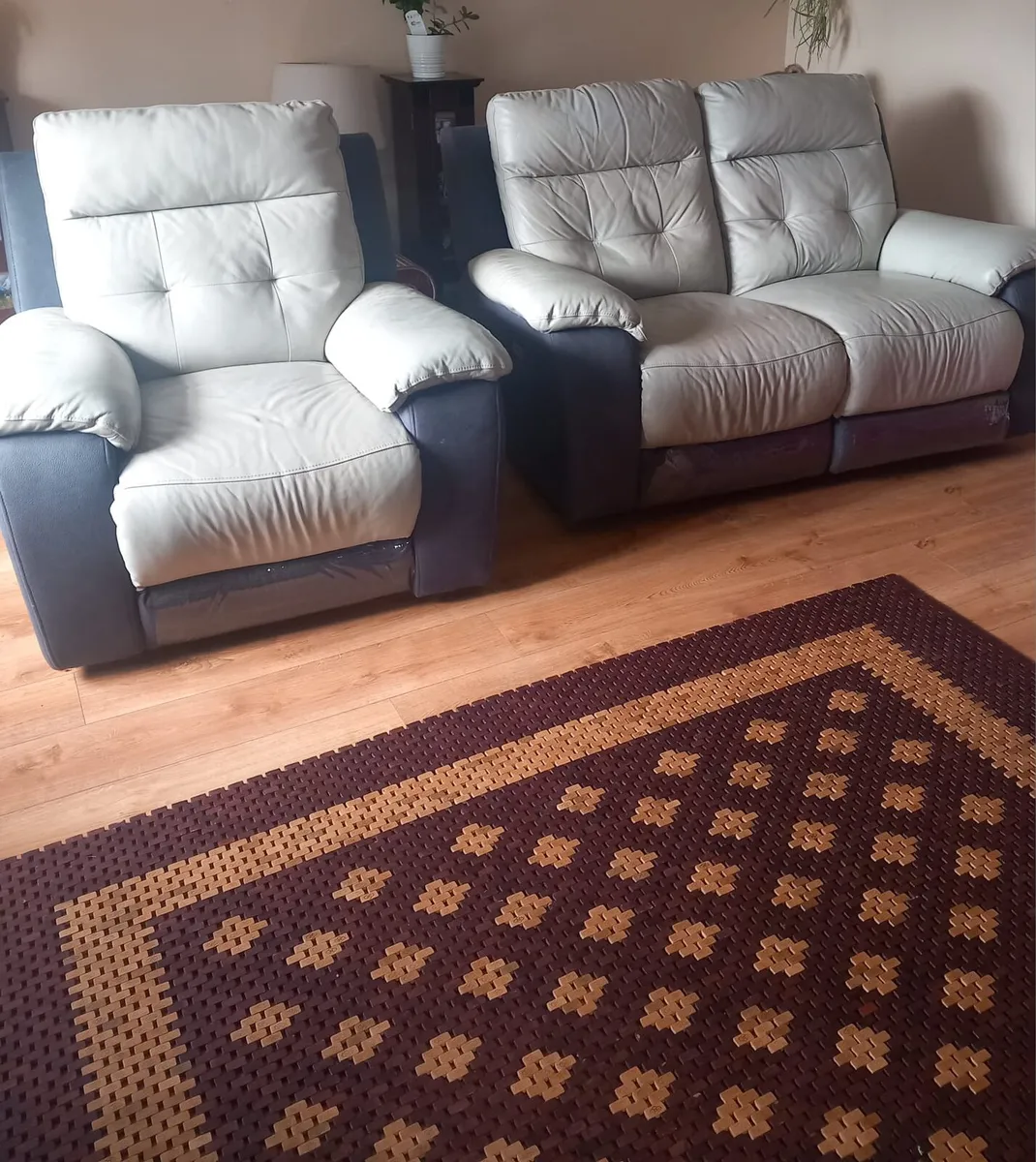 Electric recliners with USB port - Image 1