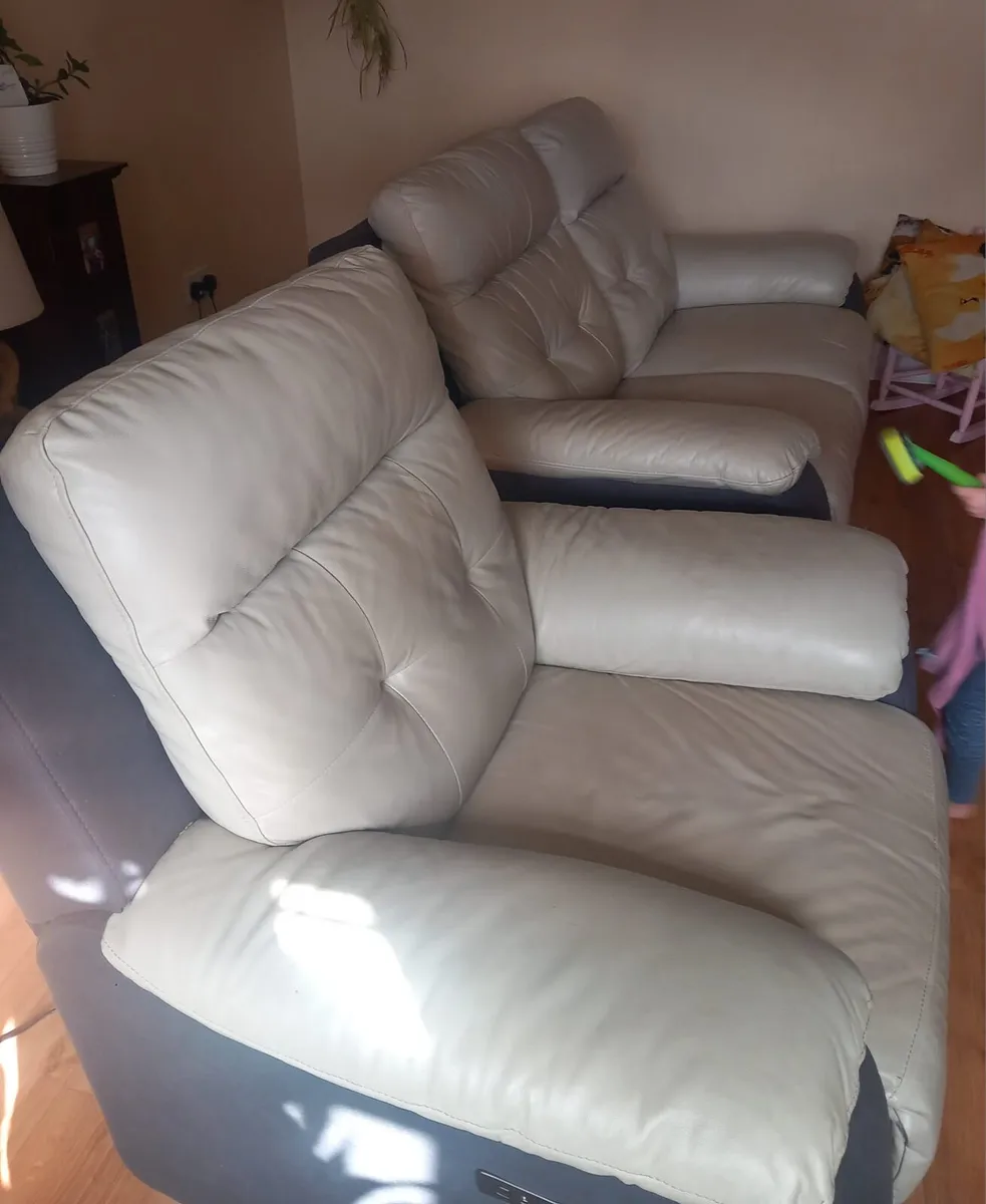Electric recliners with USB port - Image 3