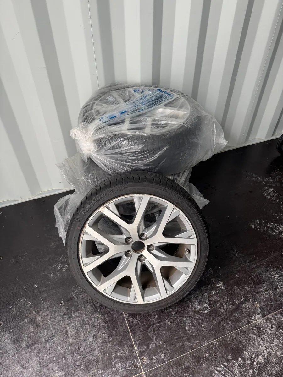 2055516 Dunlop, 2154017 Winrun - Image 1