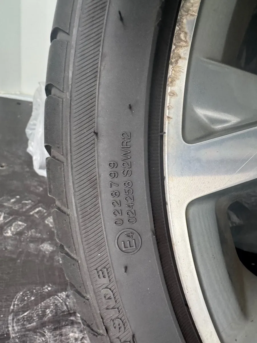 2055516 Dunlop, 2154017 Winrun - Image 2