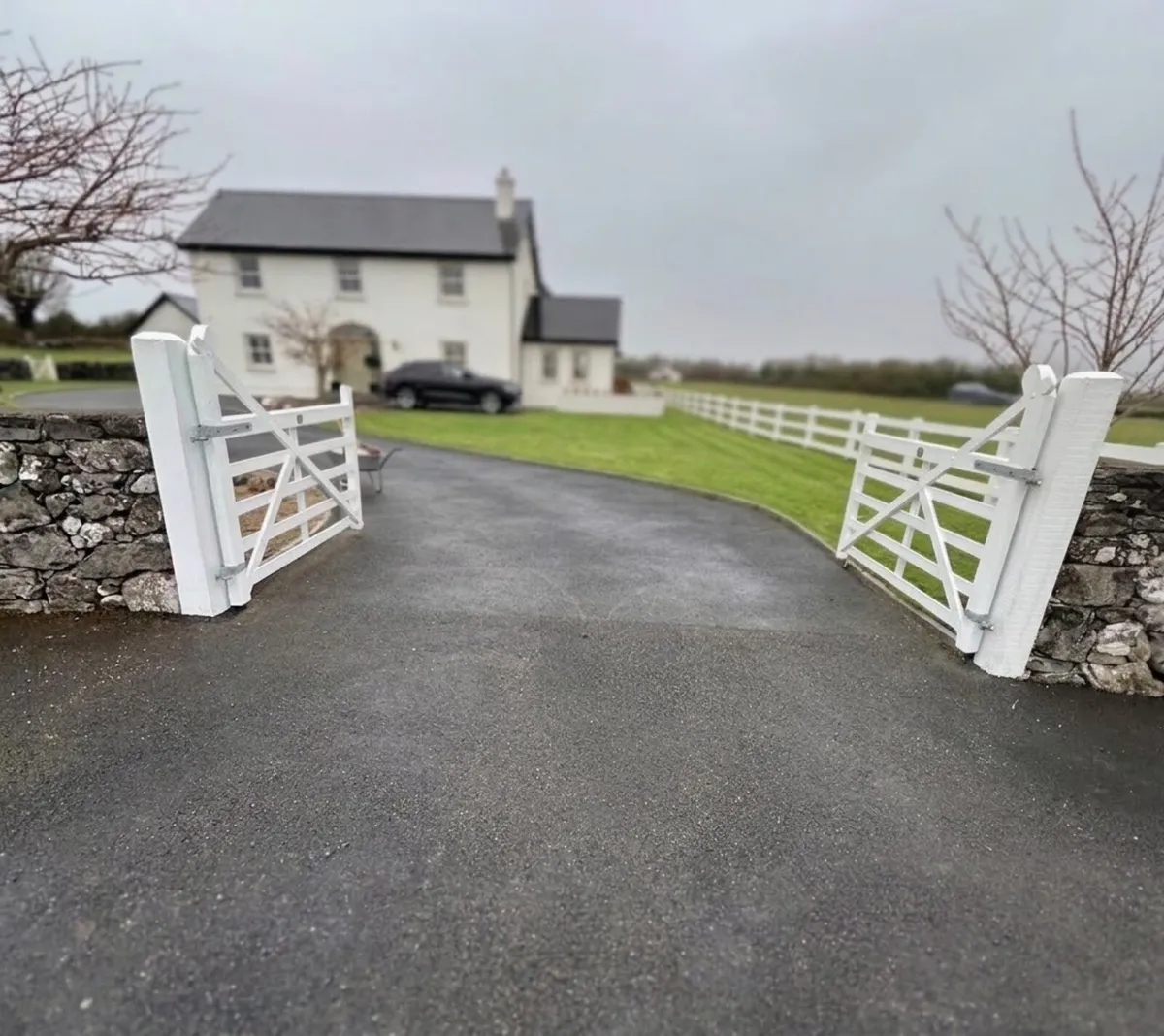 White timber gates 2x7ft incl posts Standish - Image 1
