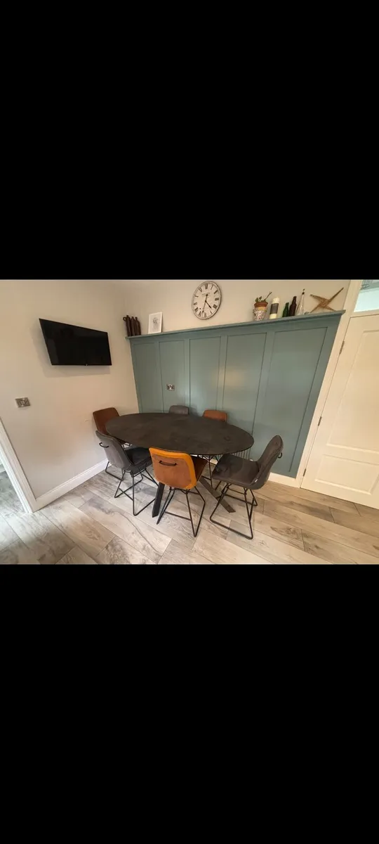 Dining table and 6 chairs - Image 1