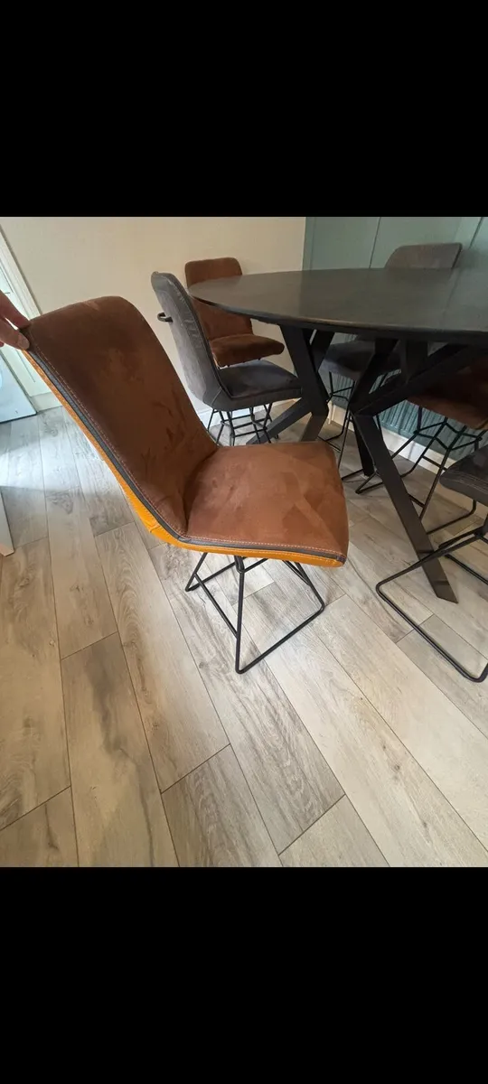 Dining table and 6 chairs - Image 3