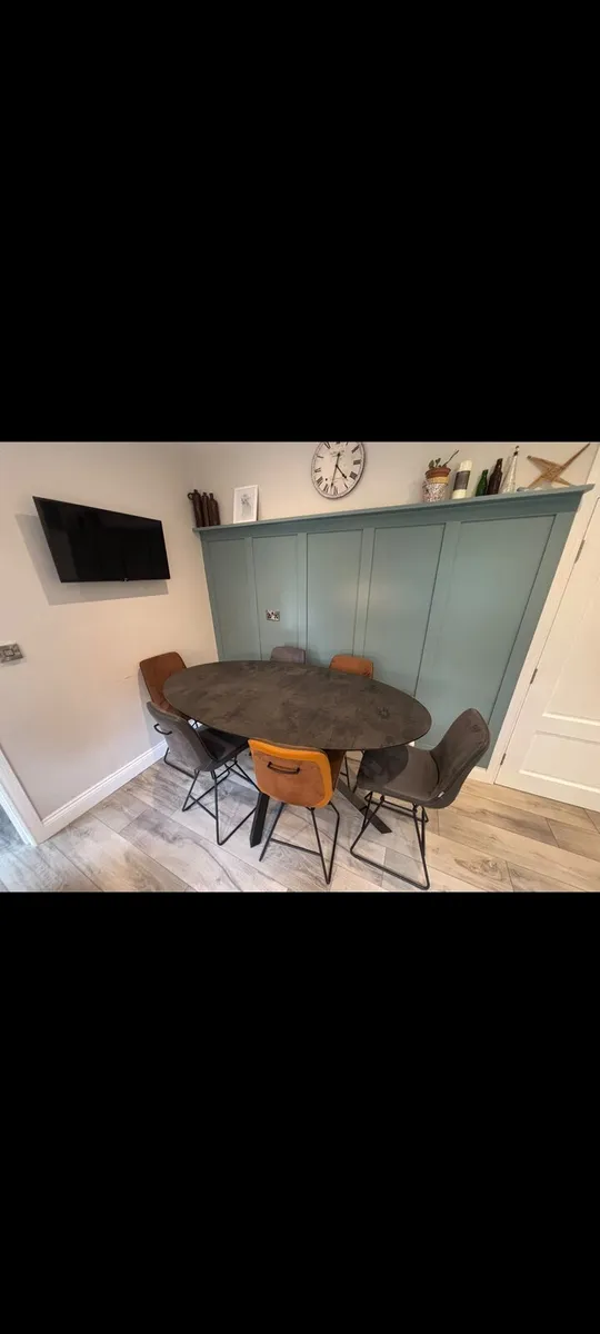 Dining table and 6 chairs - Image 4