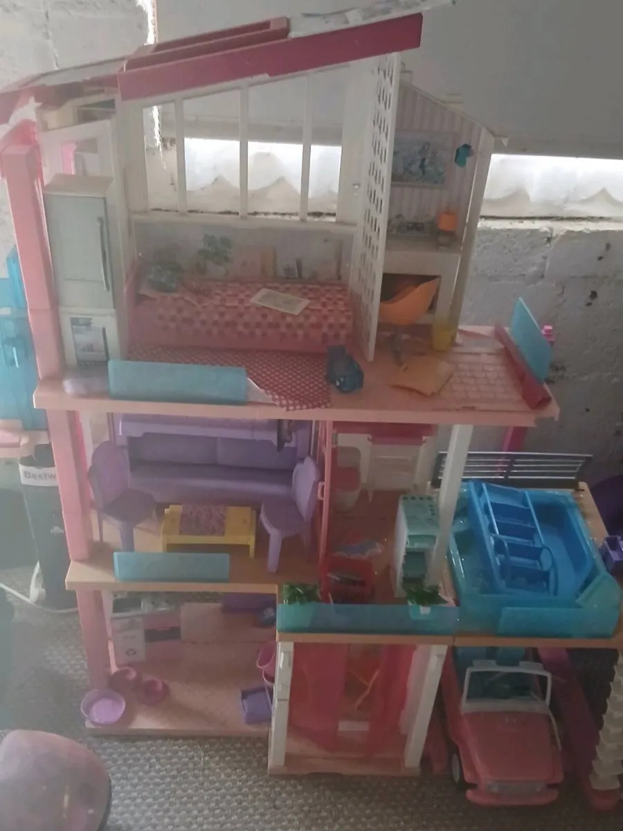 Barbie house - Image 1