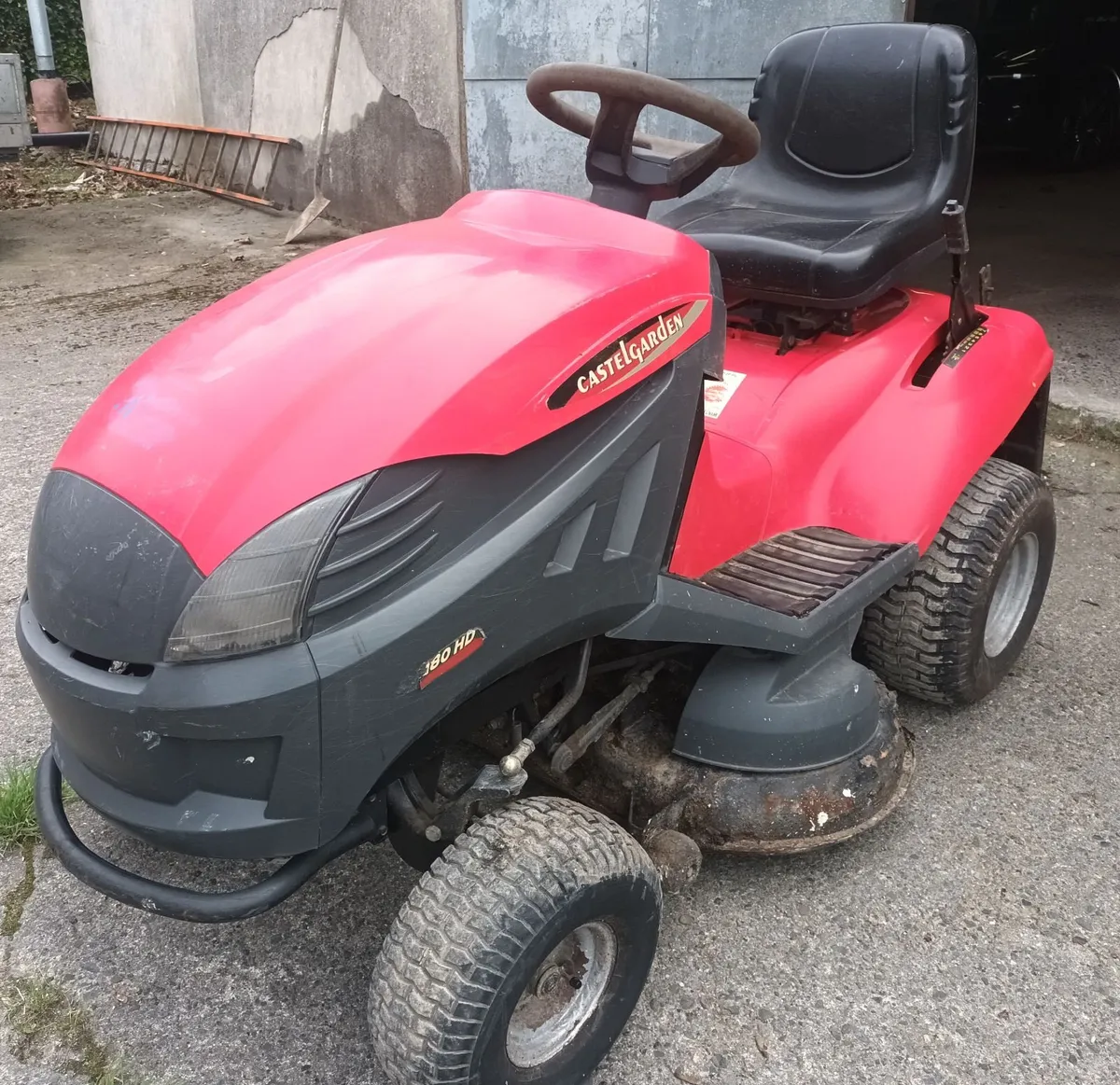 Castelgarden XT 180 HD Ride On Lawnmower - Image 1