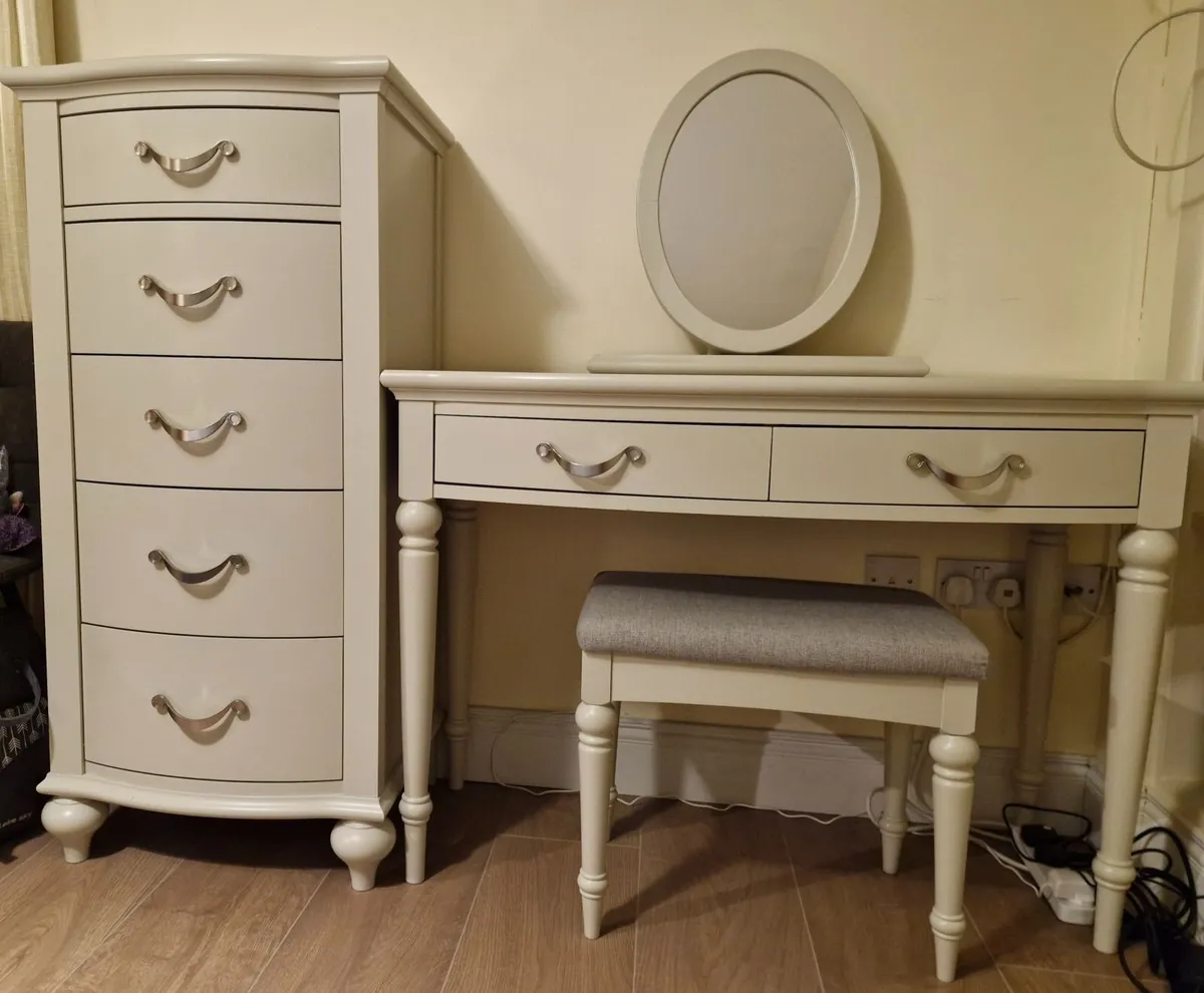 Bedroom furniture - Image 1