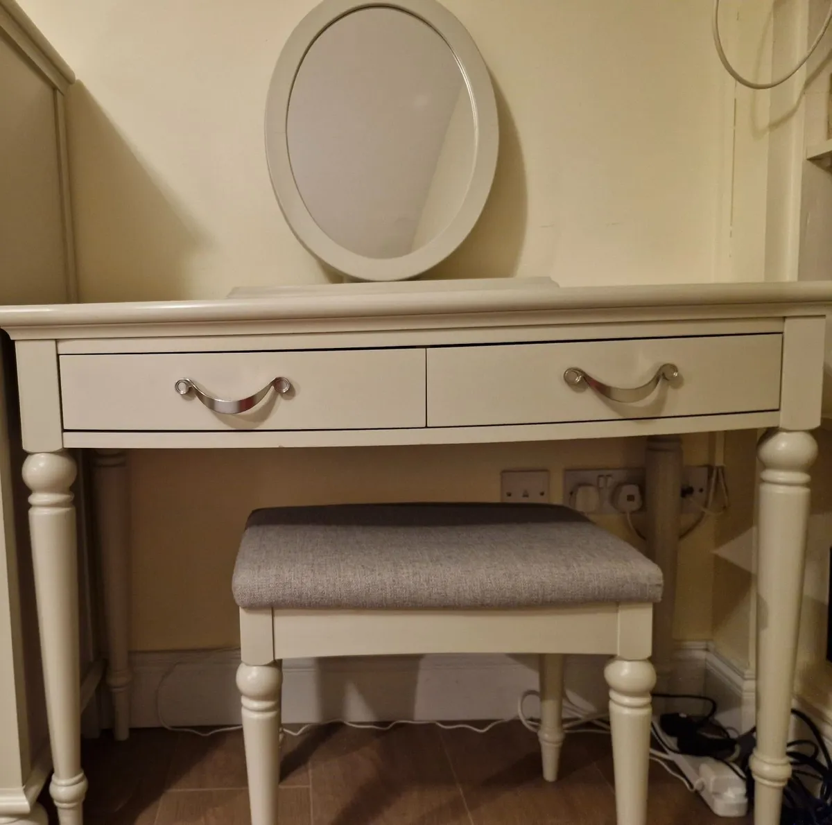 Bedroom furniture - Image 2