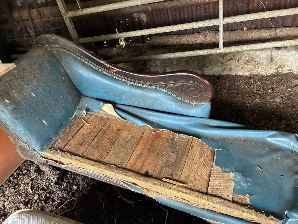 Old couch 🛋️ - Image 3