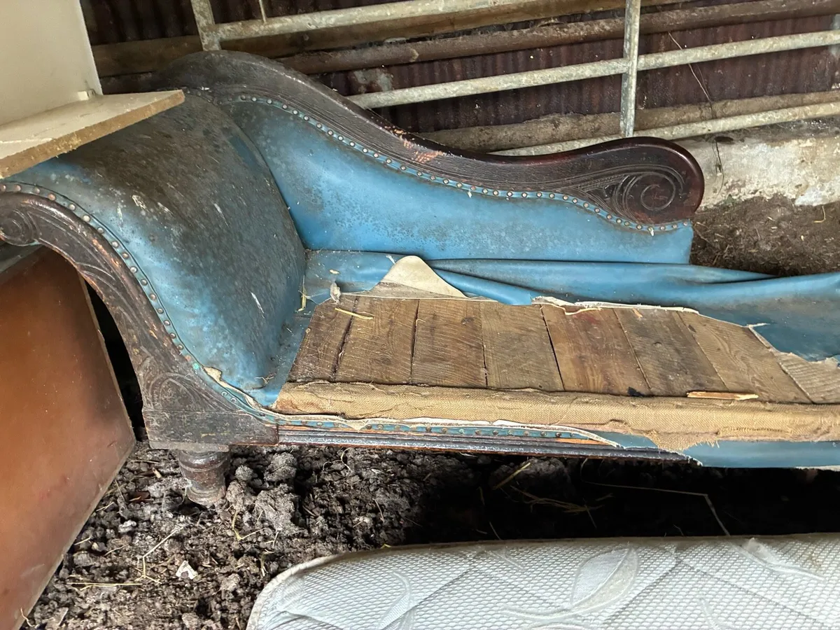 Old couch 🛋️ - Image 2