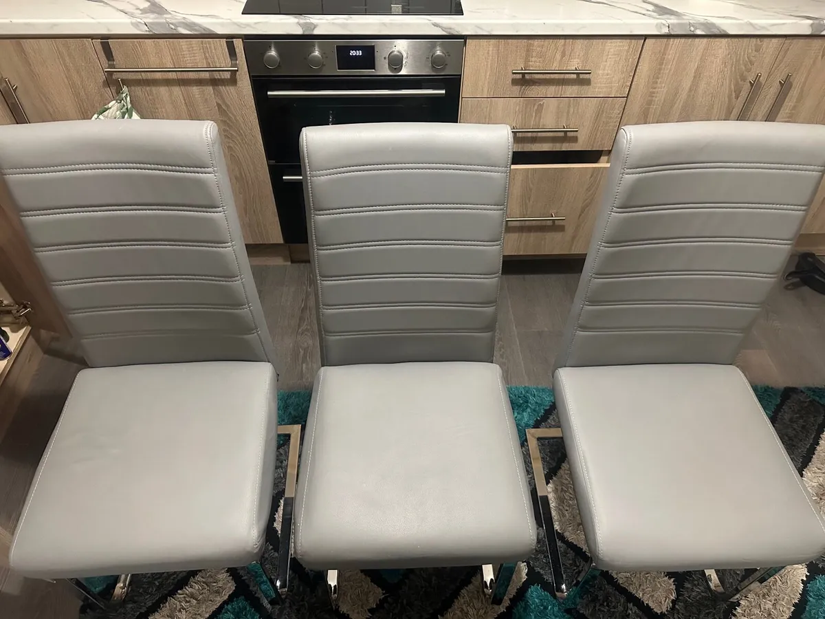 Dining table & 6 chairs - Image 4
