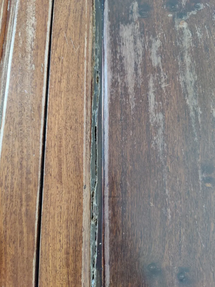 Beautiful solid wood extendable dining table - Image 4