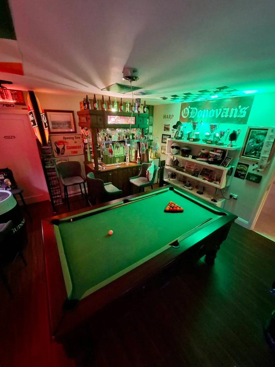 Pool table - Image 1