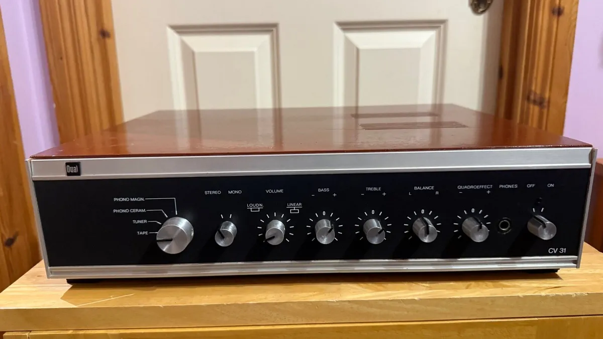 Vintage Dual Quadro amp with Yamaha speakers - Image 2