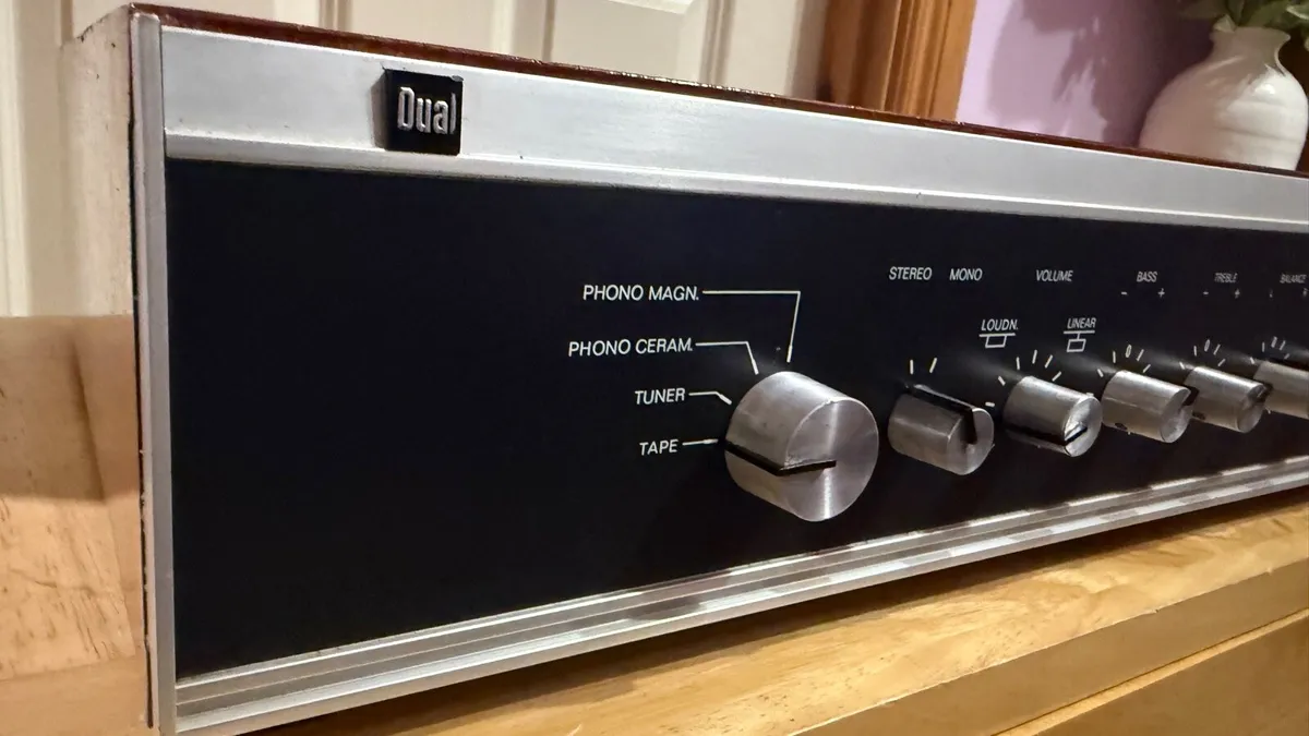 Vintage Dual Quadro amp with Yamaha speakers - Image 3