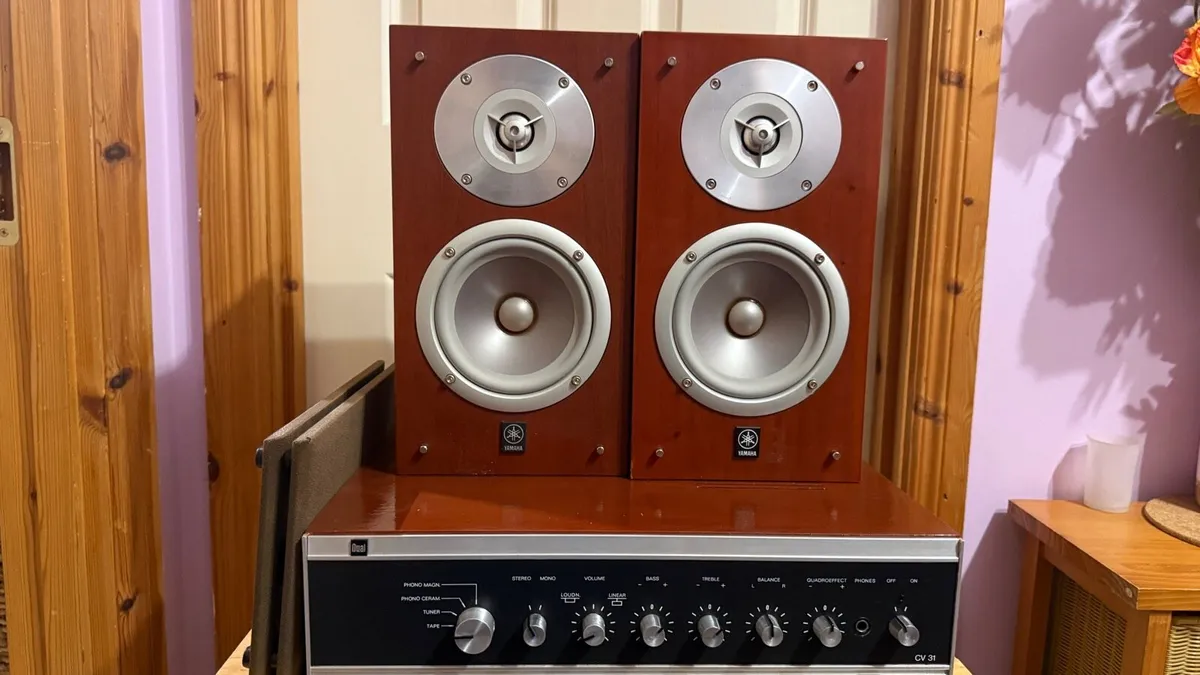 Vintage Dual Quadro amp with Yamaha speakers - Image 1