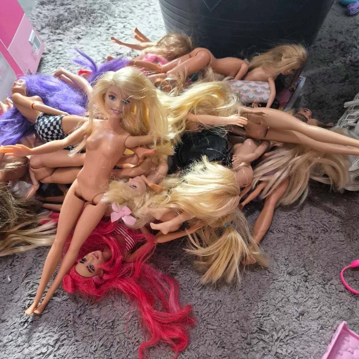 Barbie house and loads of accessories - Image 3
