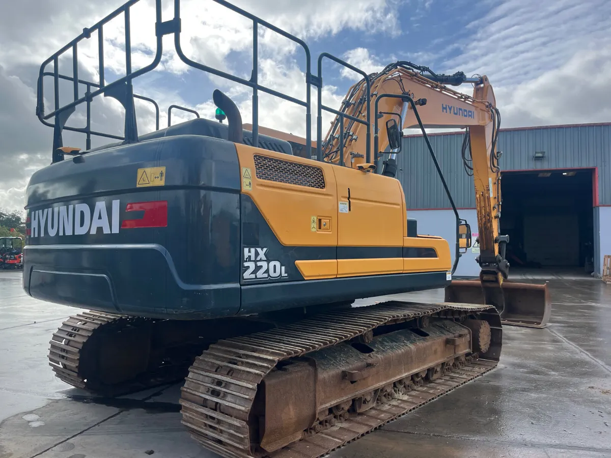 2020 Hyundai HX220L Excavator - Image 4