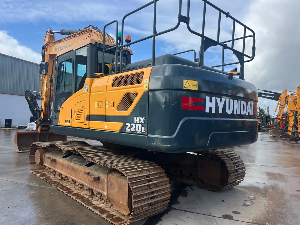2020 Hyundai HX220L Excavator - Image 3