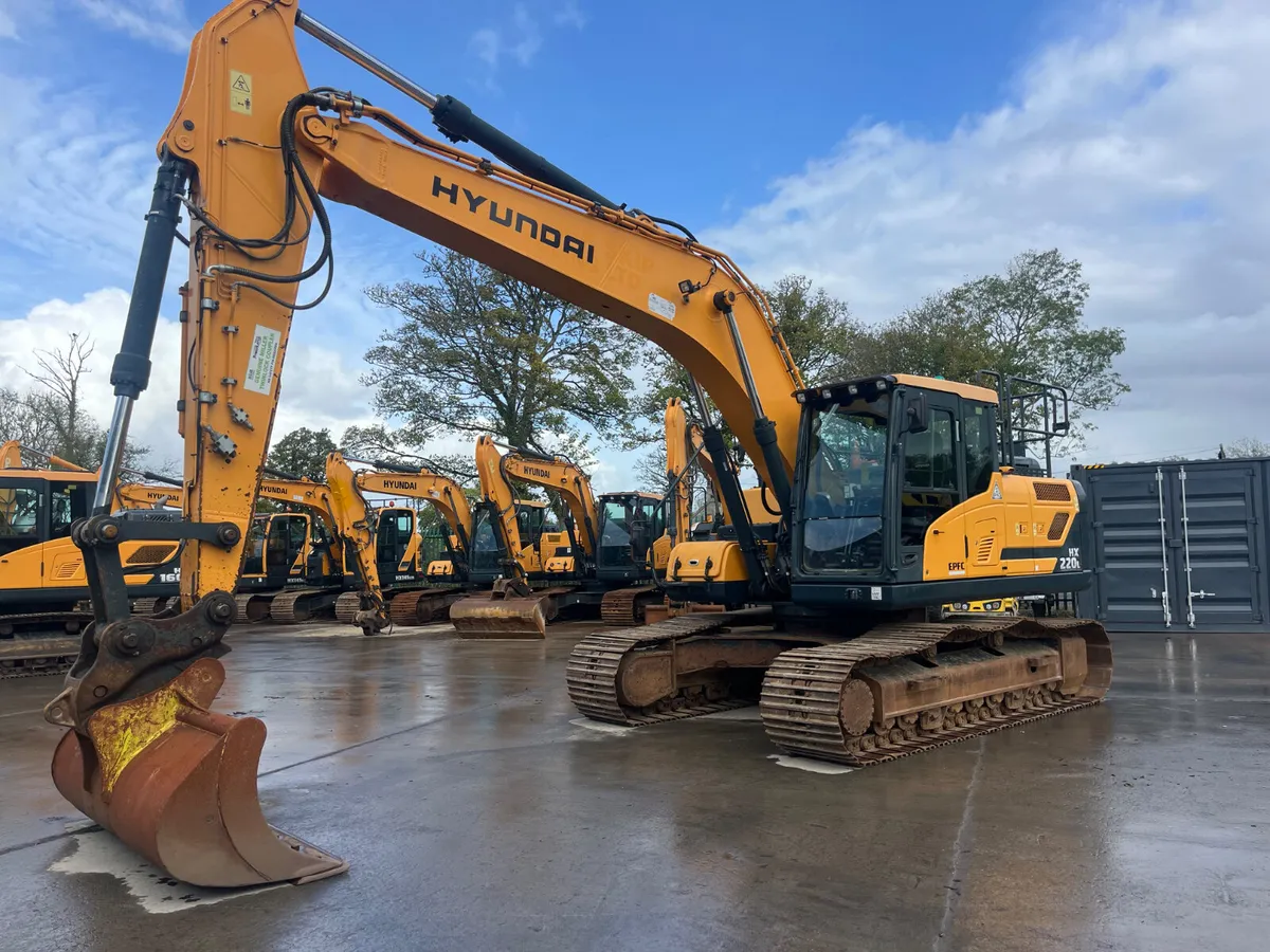 2020 Hyundai HX220L Excavator - Image 2