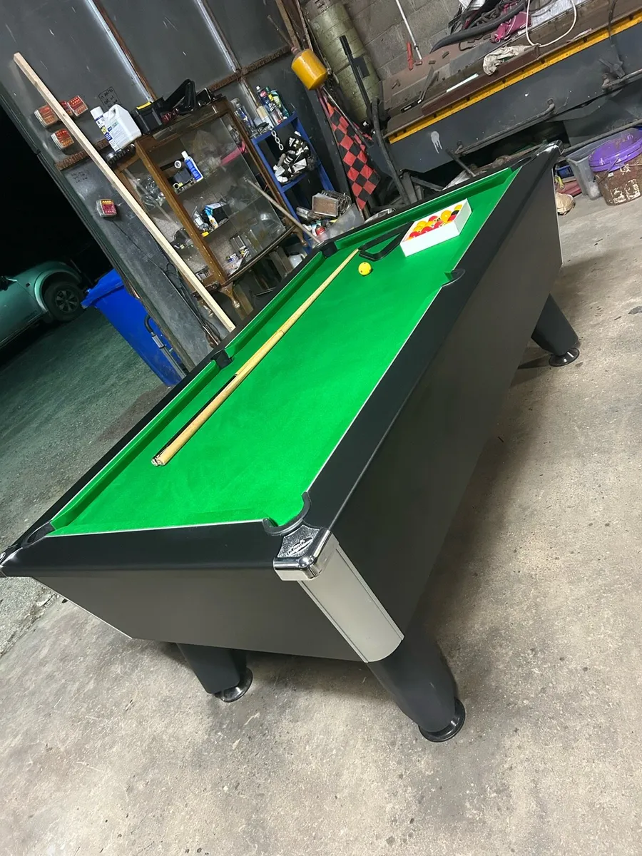 Pool table - Image 1