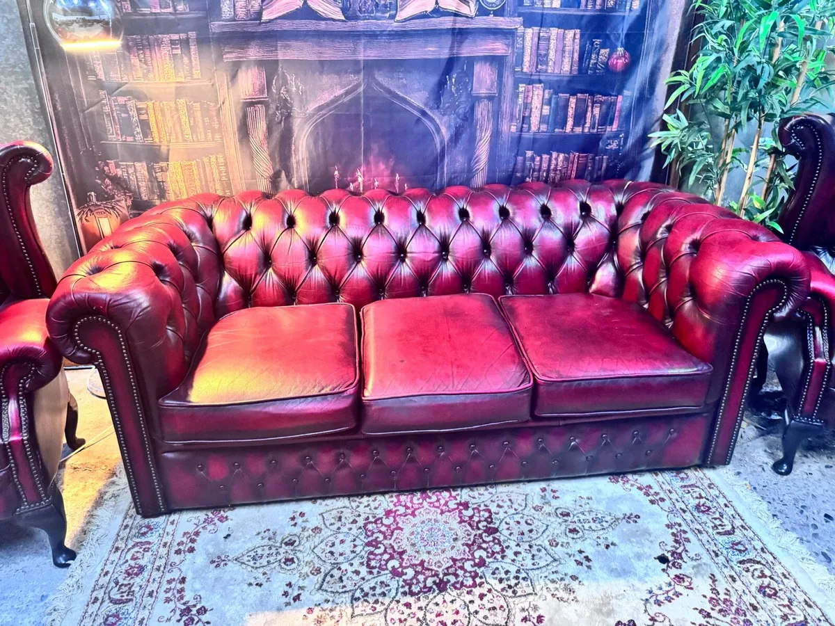 3 seater chesterfield and 2 anne queen armchairs - Image 2