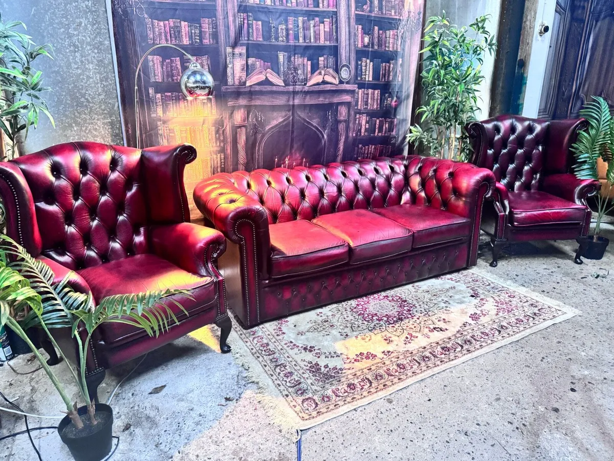 3 seater chesterfield and 2 anne queen armchairs - Image 3