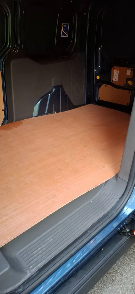 212 Transit Connect, ONLY 9860 kms,  NEW CRW 7/27 - Image 3