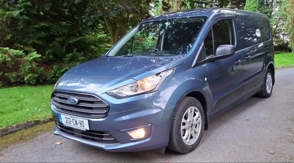 212 Transit Connect, ONLY 9860 kms,  NEW CRW 7/27 - Image 2