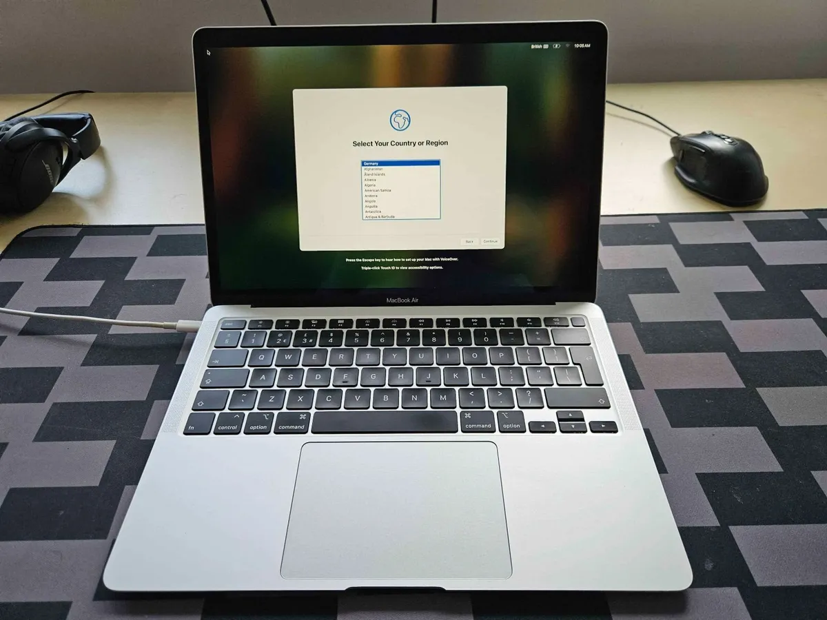 MacBook Air (16GB RAM, 500GB HDD), great condition - Image 1