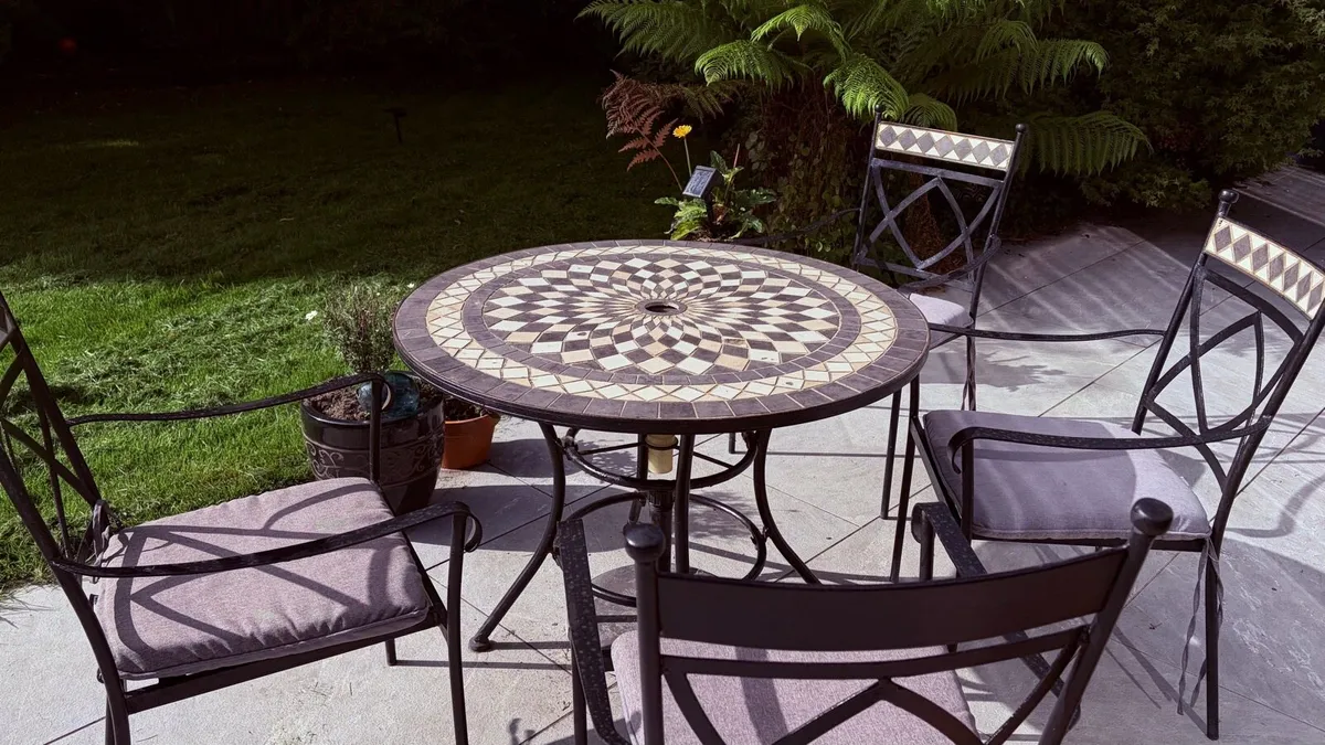 Patio set with 4 chairs (cast Iron) - Image 1