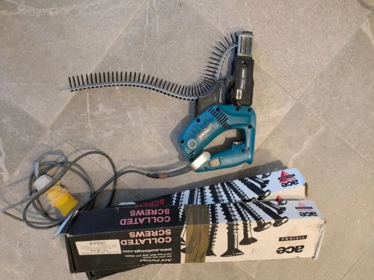 Makita 6833 Collated Screw Gun + Case + Screws - Image 2