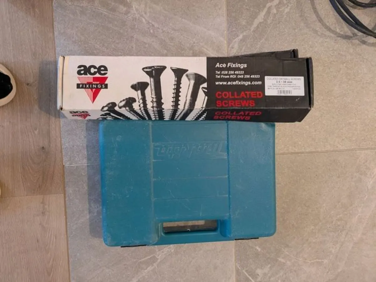 Makita 6833 Collated Screw Gun + Case + Screws - Image 3