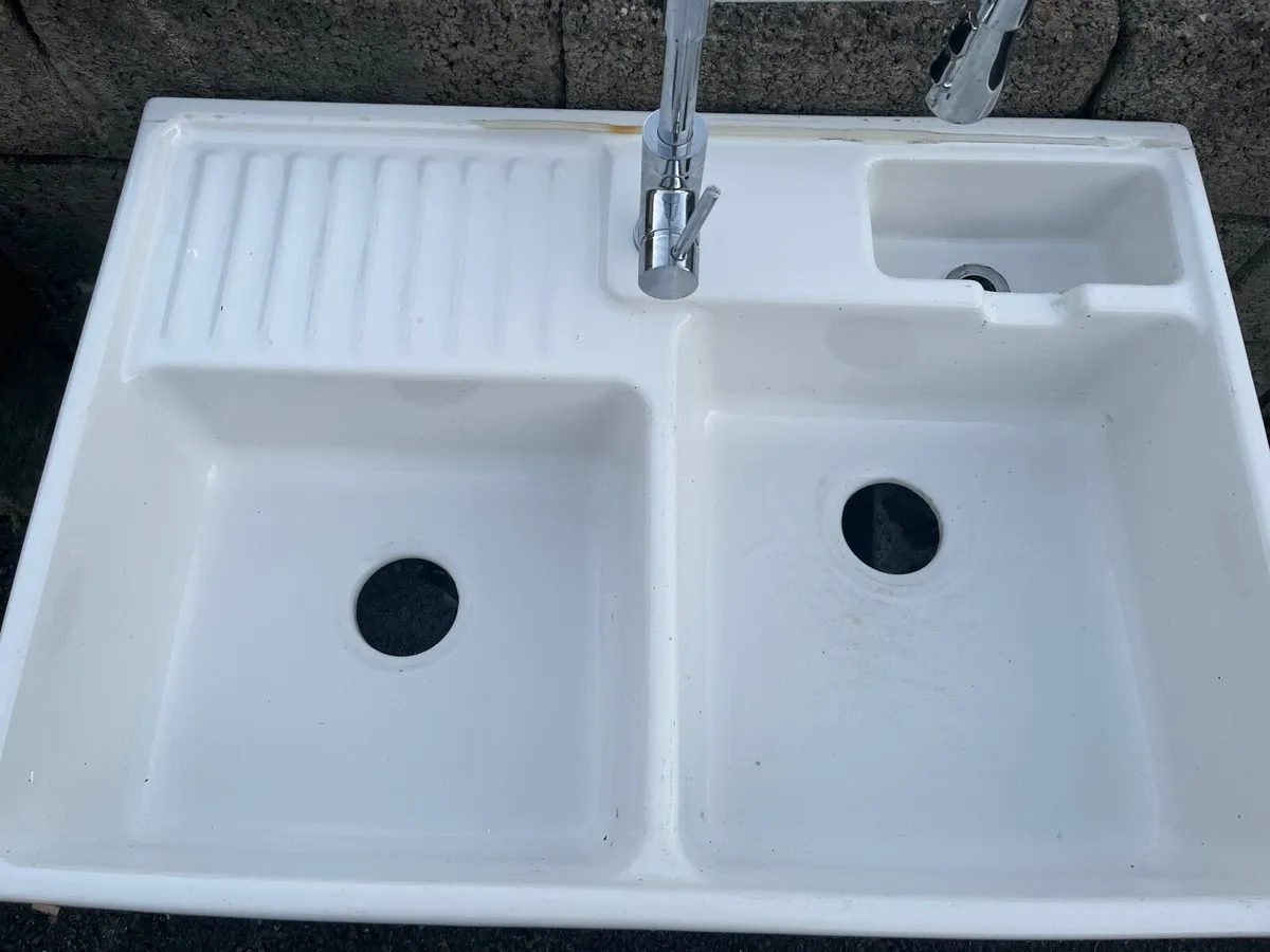 White Belfast sink - Image 2