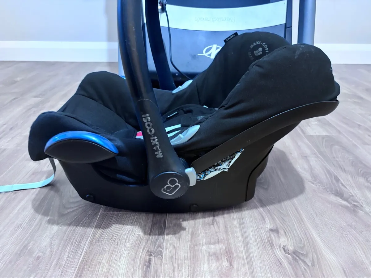 Maxi cosi cabriofix infant car seat & isofix base - Image 2