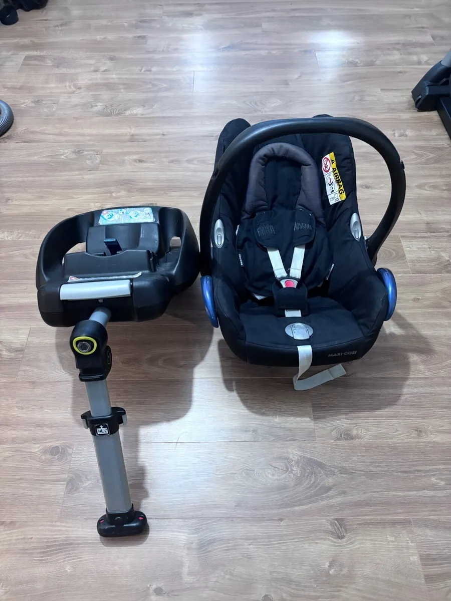 Maxi cosi cabriofix infant car seat & isofix base - Image 1