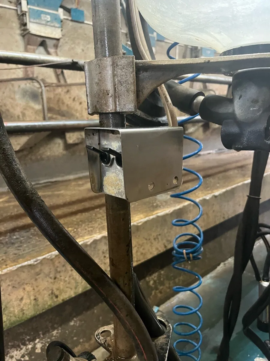 12 unit milking machine - Image 3