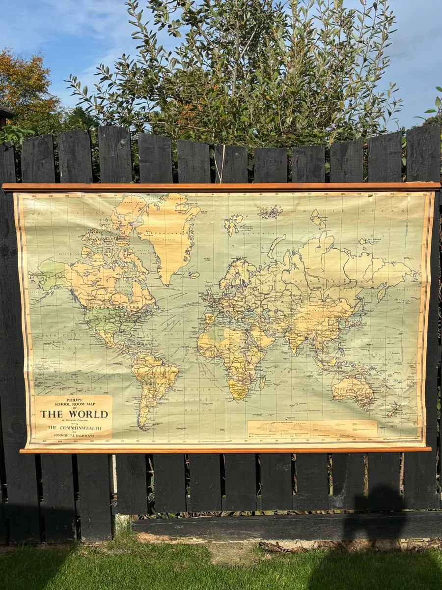 Vintage large school’spull down world map - Image 1