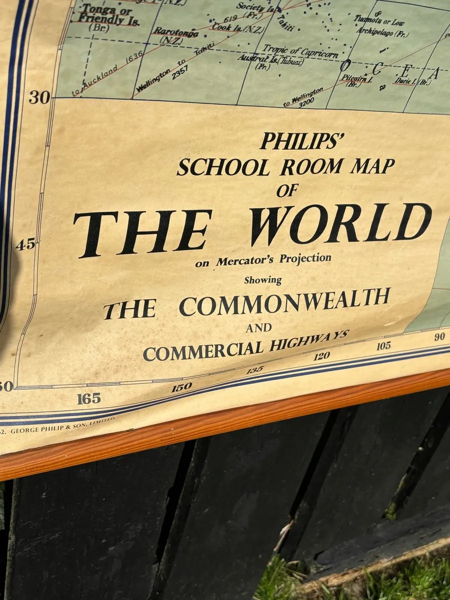 Vintage large school’spull down world map - Image 3