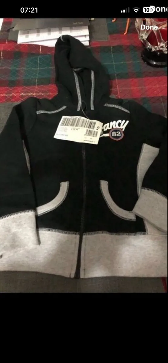 Boys BNWT Benetton hoodie age 4 €5 - Image 1