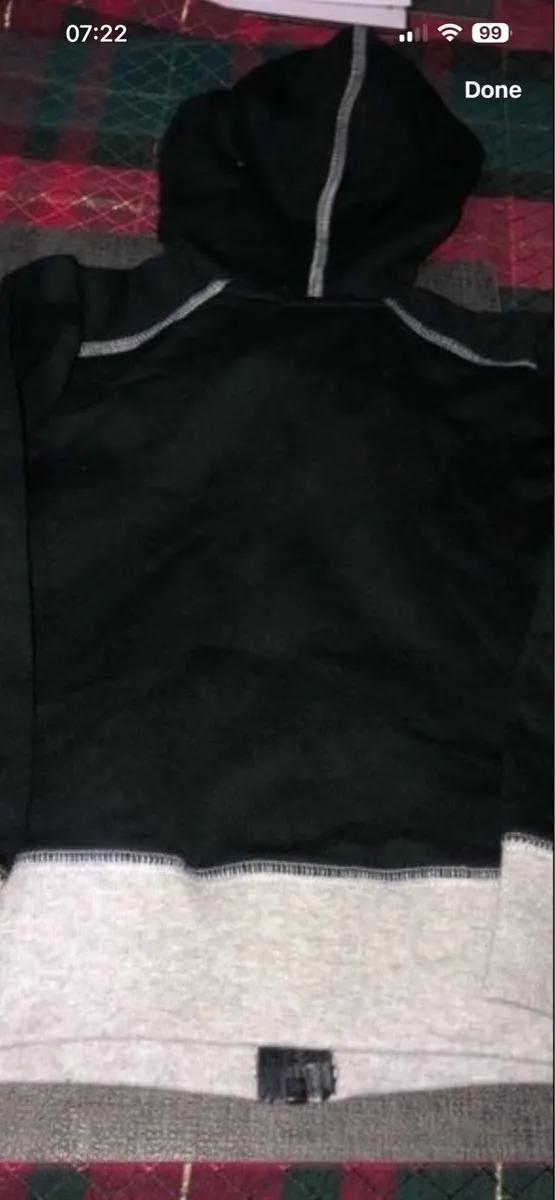 Boys BNWT Benetton hoodie age 4 €5 - Image 2