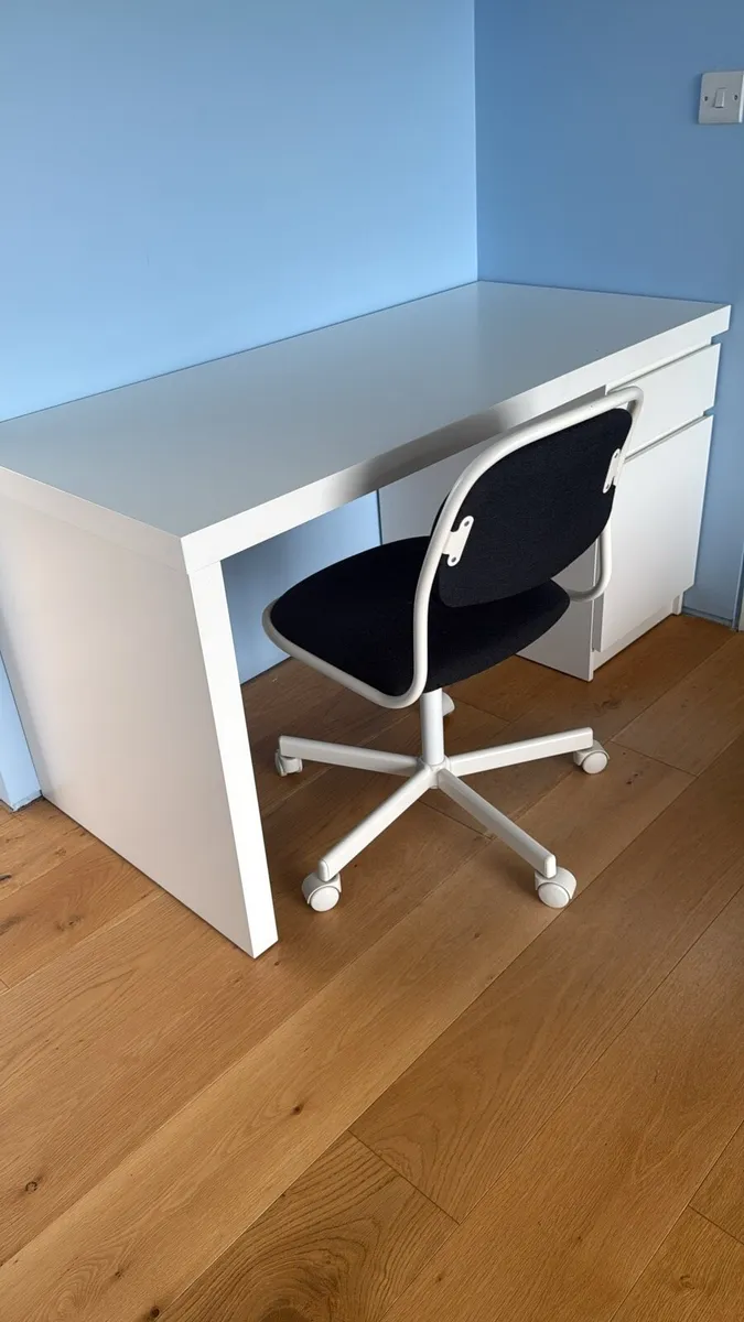 White desk & chair