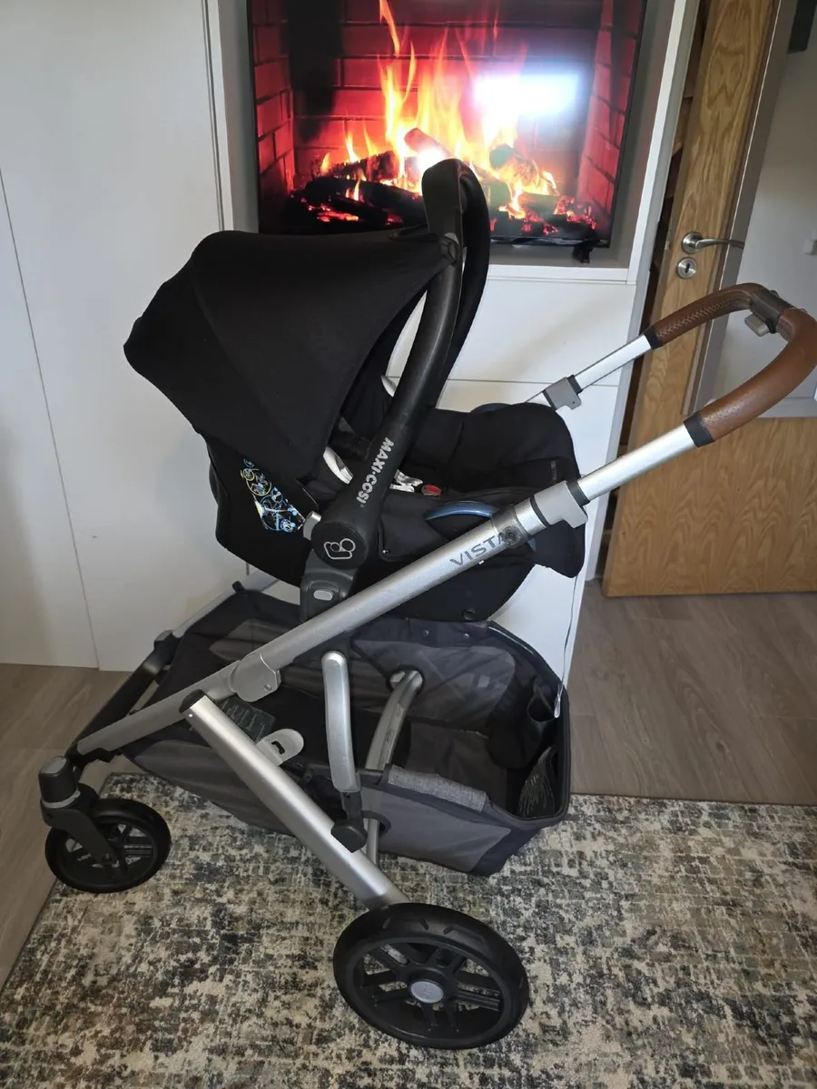 Immaculate uppababy Vista V2 car seat isofix - Image 4