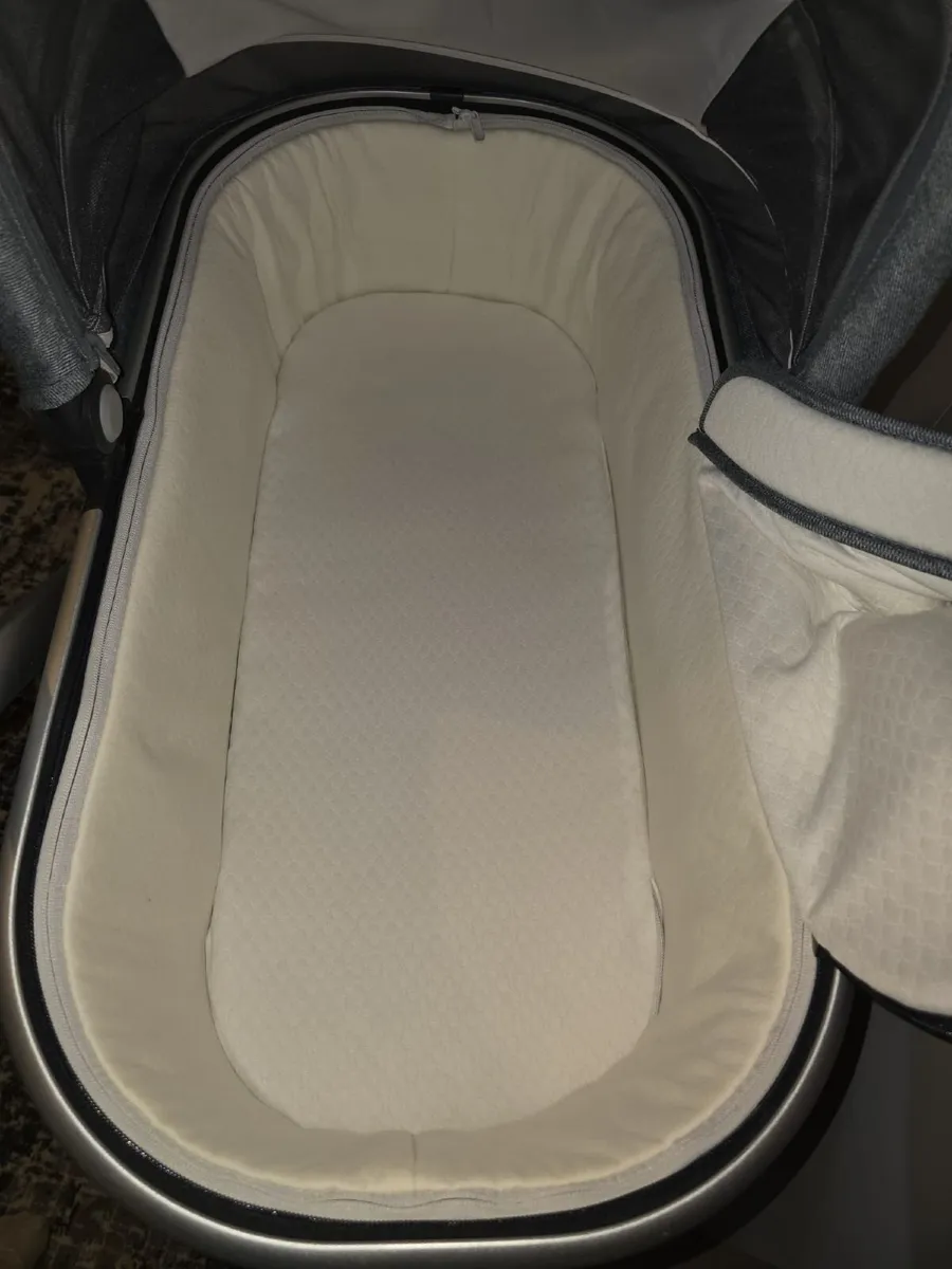 Immaculate uppababy Vista V2 car seat isofix - Image 2